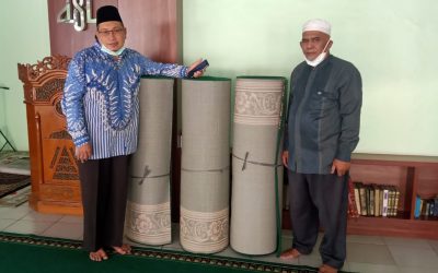 STAI Asy-Syukriyyah Berikan Bantuan Karpet Masjid